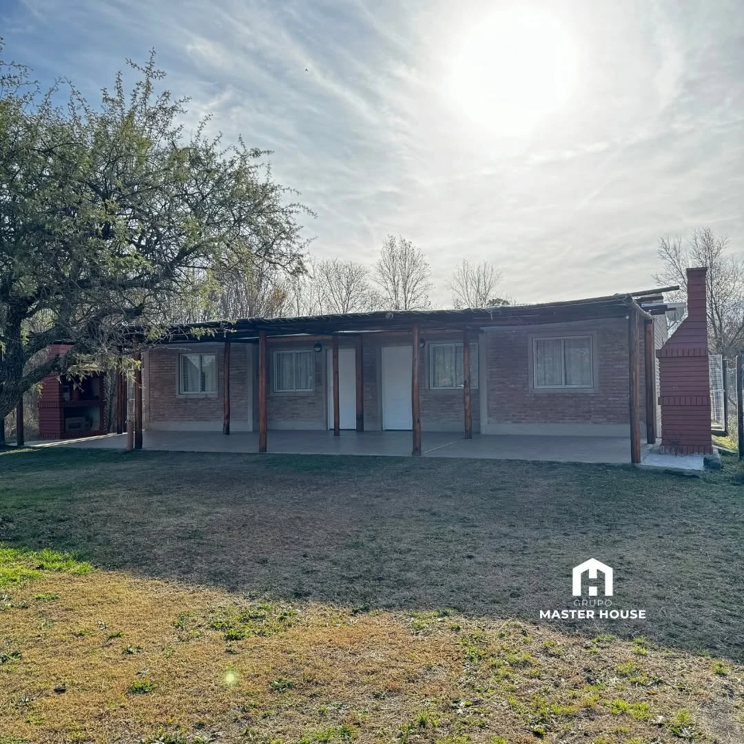 Vivienda de ladrillo con galería y jardín realizada por Grupo Master House