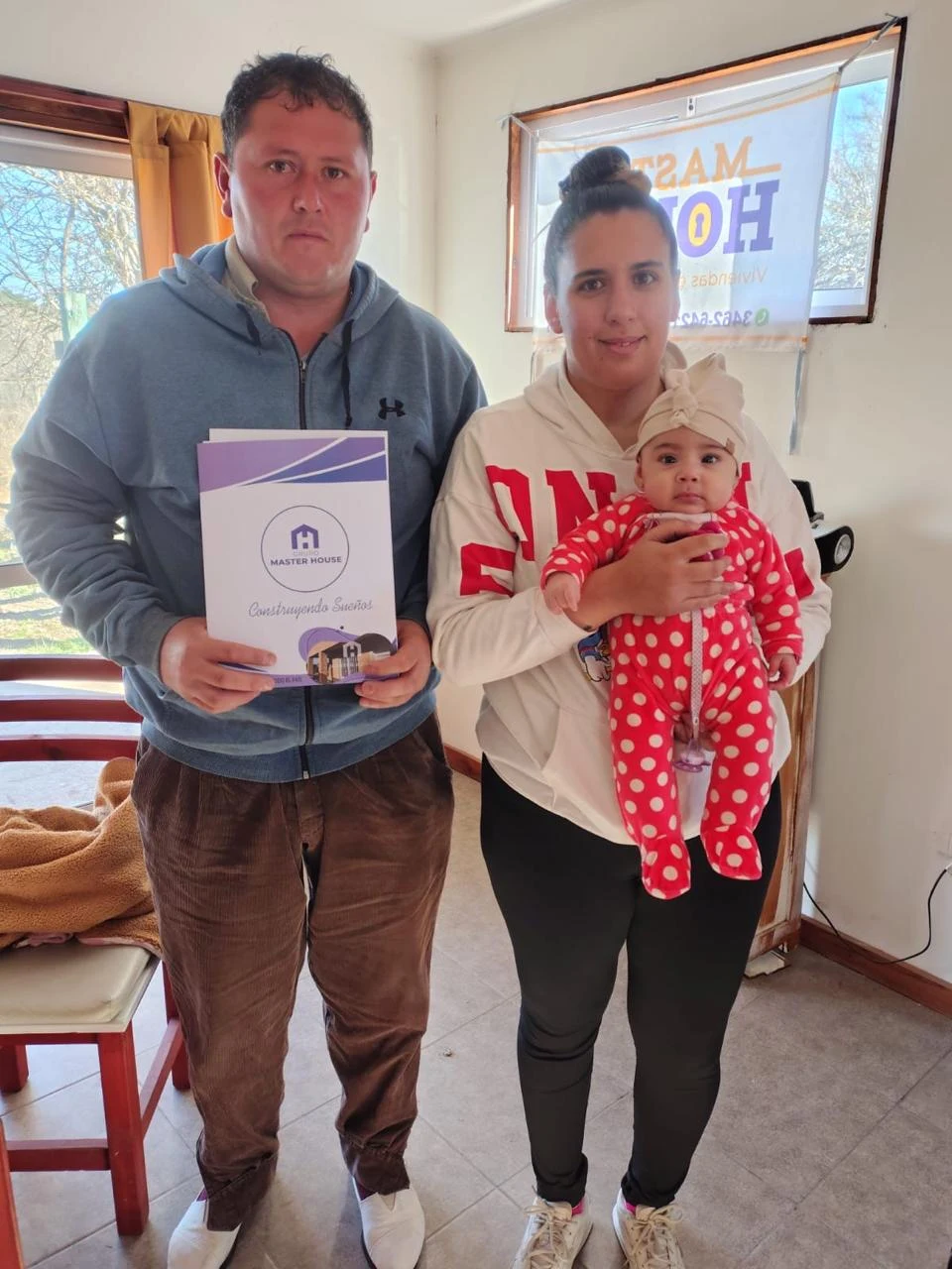 Familia con documentación de Grupo Master House